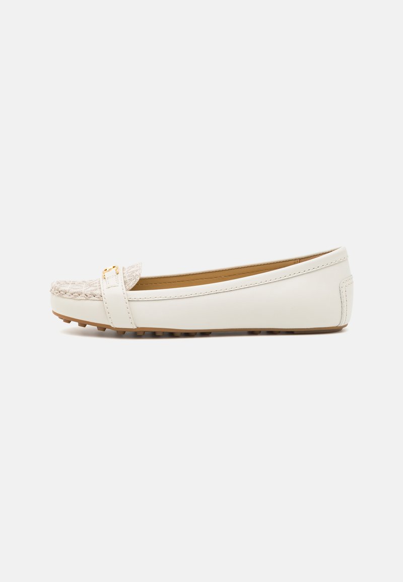 Shoe plana de couro branco com um frente texturizado em bege trançado, apresentando uma pequena faixa de destaque em dourado e uma sola baixa de borracha com tração.