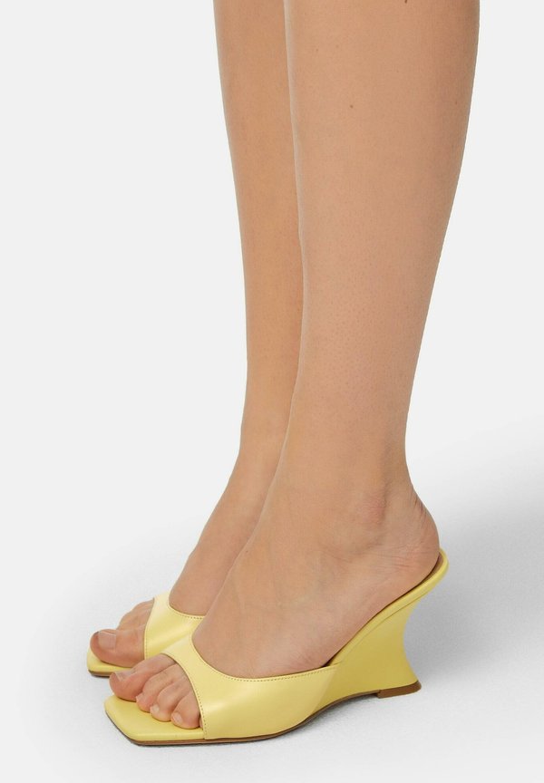 ON TOP OF THE WORLD - Pantolette hoch