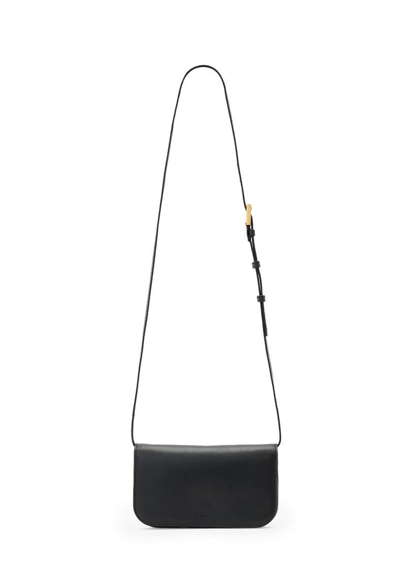 Schwarze Ledertasche für die Schulter mit glatter Textur, rechteckiger Form, verstellbarem Tragegurt und minimalistischem Design. Verfügt über ein goldenes Hardware-Element.