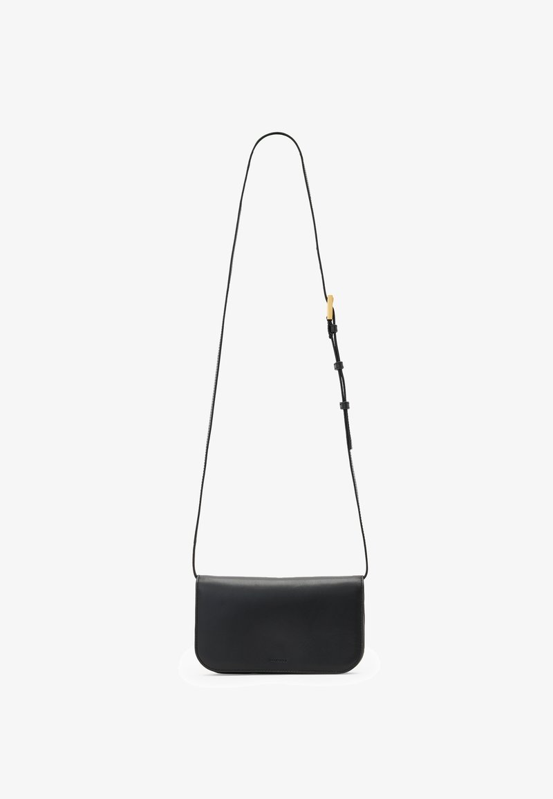 Schwarze Ledertasche für die Schulter mit glatter Textur, rechteckiger Form, verstellbarem Tragegurt und minimalistischem Design. Verfügt über ein goldenes Hardware-Element.