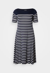 Tengerészkék-fehér csíkos ruha rövid ujjakkal, kerek nyakkivágással és lefelé bővülő szabással. Puha, rugalmas anyagból készült.