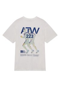 Hvid T-shirt med grafik af to løbende figurer, stor tekst "ATW 223" og mindre tekstblokke, herunder "Off Duty Gear" logo på ryggen.
