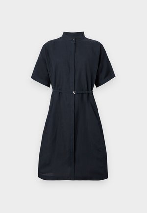Robe noire longueur genou avec manches courtes, col mandarin, fermeture à boutons sur le devant et une ceinture fine à la taille.