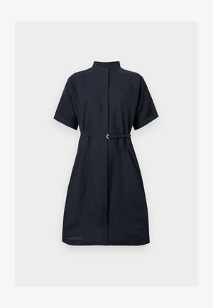 Zwarte knielange jurk met korte mouwen, mandarin kraag, knoopsluiting aan de voorkant en een smalle riem in de taille.