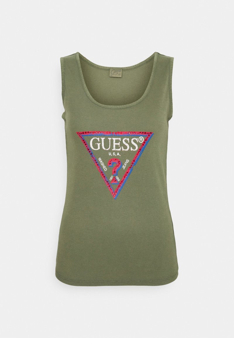 Débardeur côtelé sans manches vert olive avec un logo triangulaire "GUESS U.S.A." rouge et bleu en sequins et un point d’interrogation sur le devant.