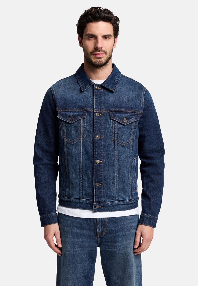 Giacca in denim di colore indaco scuro con due tasche sul petto, bottoni argentati e colletto standard. Progettata con maniche lunghe e una vestibilità regolare.