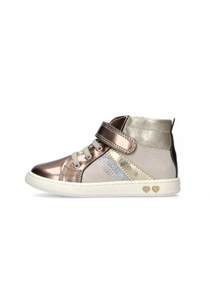 Sneaker alte con accenti metallici bronzo e oro, corpo in suede, lacci elastici e dettaglio a forma di cuore sulla suola.