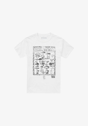 Weißes Baumwoll-T-Shirt mit einem schwarzen Grafikdesign verschiedener Pilze und dem Text "Kochen mit Misty" in einem verzierten Rahmen.