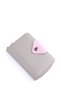 Geldbörse aus grauem Leder mit einem rosa Klappdeckel und Druckknopfverschluss, versehen mit geprägtem Logo und glatter Oberfläche. Kompakte Bauweise mit Reißverschluss.