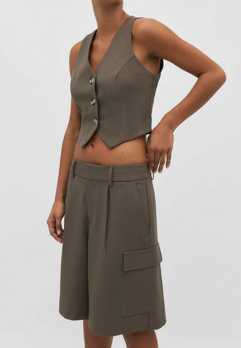 Braune, kariert zugeschnittene Weste mit tiefem V-Ausschnitt und fünf Knöpfen, kombiniert mit passenden kniehohen Shorts mit einer aufgesetzten Tasche.