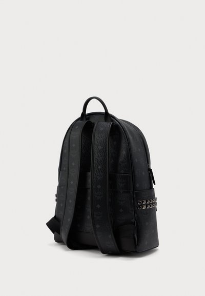 Sort læder rygsæk med præget logo mønster, sølv pyramide studs på side stroppen, dobbelt justerbare skulderstropper og bære håndtag øverst.