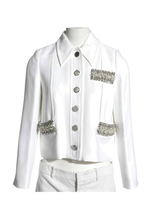 Chaqueta blanca de manga larga con grandes botones plateados y tres adornos decorativos rectangulares de plata y cristal en los bolsillos delanteros y el pecho.
