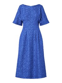 Blau strukturierter Midikleid mit Bootsausschnitt, kurzen Ärmeln und dezenten Falten an der Taille, mit einem floralen Muster durchgehend.