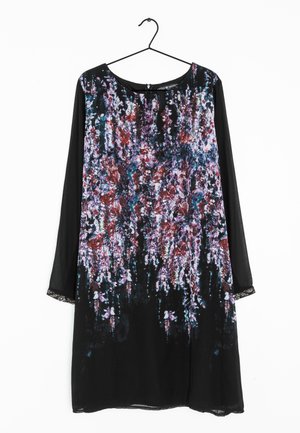 Czarna sukienka z długim rękawem, przezroczystymi rękawami oraz wielokolorowym kwiatowym wzorem skoncentrowanym na przodzie i górnej części klatki piersiowej.