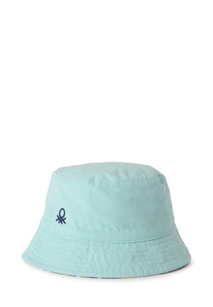 Jasnoniebieski materiałowy kapelusz typu bucket z małym ciemnoniebieskim logo z boku, pokazany na białym tle.