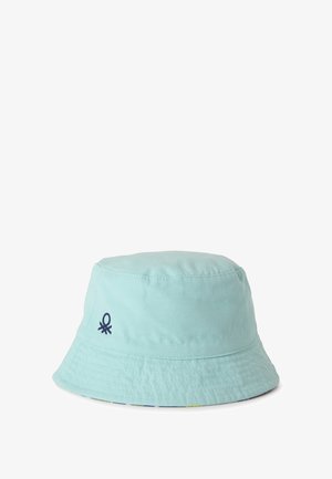 Jasnoniebieski materiałowy kapelusz typu bucket z małym ciemnoniebieskim logo z boku, pokazany na białym tle.