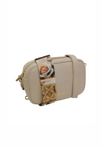 Borsa a tracolla in pelle beige con una tracolla a motivi floreali, hardware dorato e dettagli con logo. Forma rettangolare con bordi arrotondati.