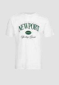 Hvid bomulds t-shirt med et stort grønt og beige grafik, der står "NEWPORT 1957 Sporting Goods" i en buet opsætning. Korte ærmer.