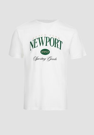 Valkoinen puuvillapaita, jossa on suuri vihreä ja beige graafinen kuva, jossa lukee "NEWPORT 1957 Sporting Goods" kaarevassa asettelussa. Lyhyet hihat.