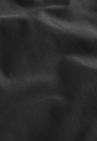 Unselected, black/white