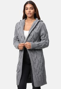 Cardigan grigio lavorato a maglia con cappuccio, maniche lunghe e apertura frontale. Presenta polsini e orlo a costine spessi, con motivi testurizzati su tutta la superficie.