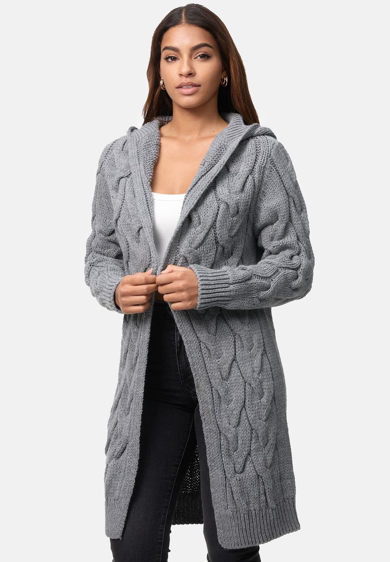 Cardigan grigio lavorato a maglia con cappuccio, maniche lunghe e apertura frontale. Presenta polsini e orlo a costine spessi, con motivi testurizzati su tutta la superficie.