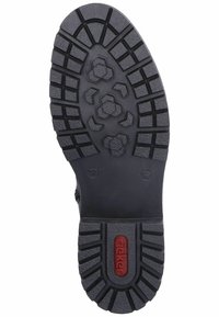 Suola di scarpa in gomma nera con un motivo di battistrada testurizzato caratterizzato da forme esagonali, inclusi un logo e una marcatura di taglia. Design resistente e flessibile.