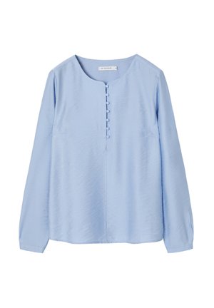 Lyseblå bluse med lange ærmer og rund halsudskæring, der har en række på seks matchende knapper foran og en tekstureret stofoverflade.