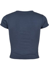 Marinblå t-shirt med kort ärm, tillverkad av slät bomullstyg. Har en klassisk rund halsringning och en åtsittande passform vid midjan.