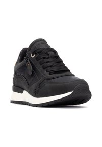 Zapatilla negra que combina cuero mate y cuero texturizado con una suela blanca. Diseño con cordones, cremallera lateral y sutiles acentos del logo.