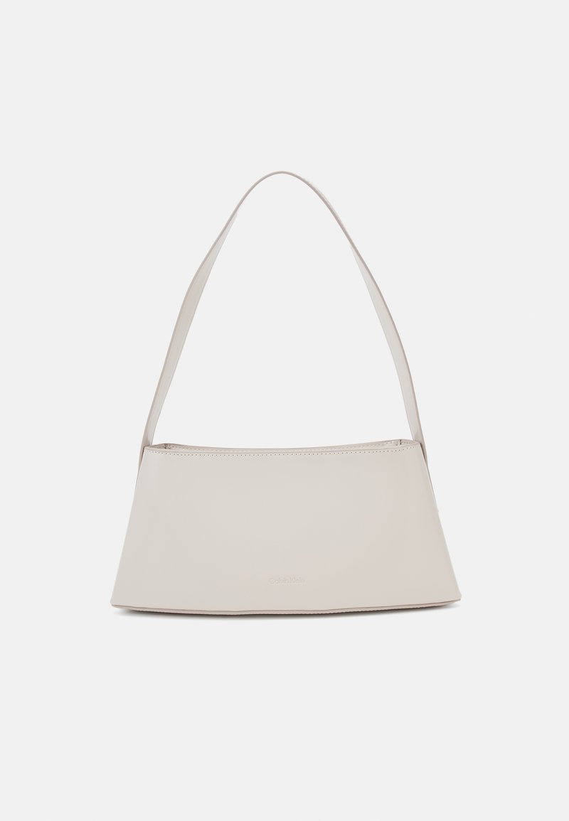Calvin Klein REFINED SCULPT BAG SHINY - Bolso de mano - gray morn
