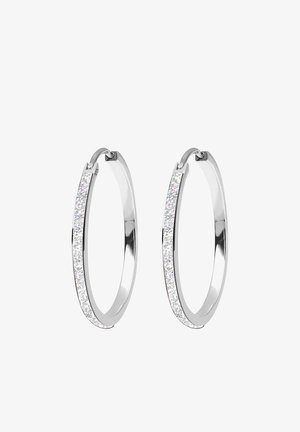 Boucles d'oreilles en argent en forme de créoles, ornées d'une rangée de pierres claires incrustées le long d'un bord, mettant en valeur une finition lisse et polie ainsi qu'un design arrondi.