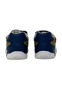 Sneaker in blu navy e verde oliva con tomaia in cuoio e rete, suola bianca e dettagli arancioni. Presenta un retro texturizzato e una dettagliata del logo.