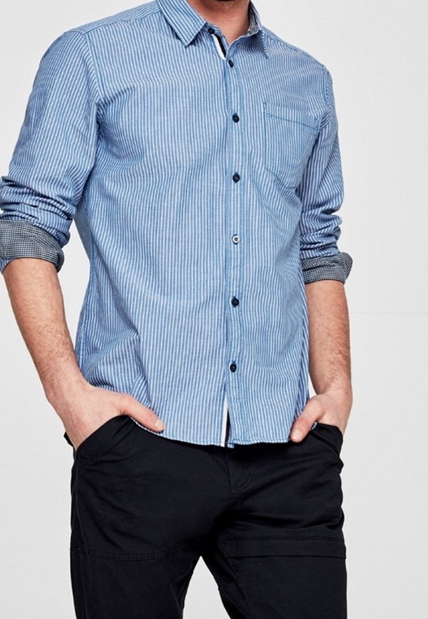 Lichtblauwe button-up overhemd met witte strepen. Voorzien van een enkele borstzak, lange mouwen opgerold bij de manchetten en donkere knopen.