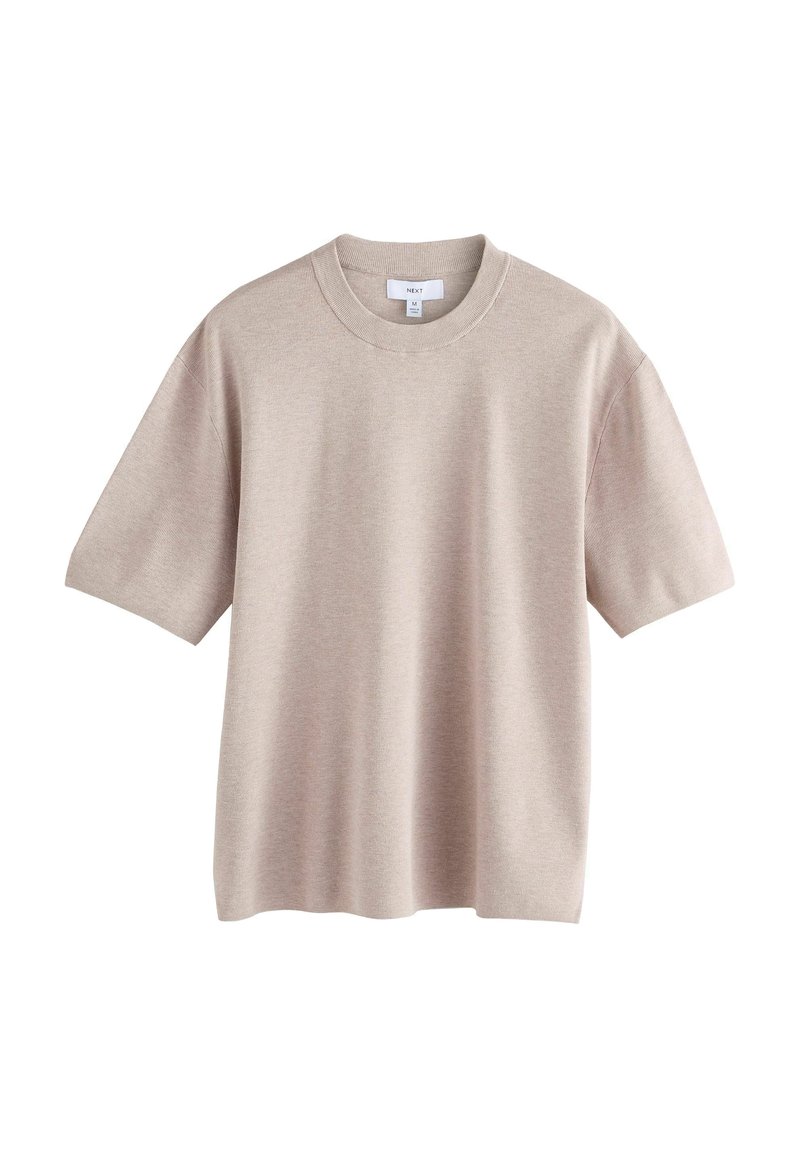 Camiseta de manga corta beige hecha de tela de punto. Presenta un escote redondo y un ajuste holgado con costuras mínimas y sin estampados.