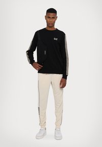EA7 Emporio Armani FELPA - Ikdienas džemperis - black