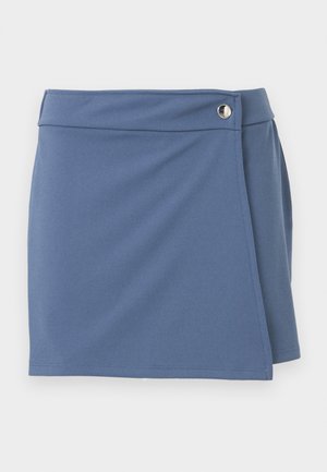 Jupe bleue style portefeuille avec une taille haute et une fermeture par bouton argenté sur le côté droit, présentée sur un fond blanc.