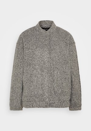 Jacheta din fleece texturat gri, cu guler înalt, două buzunare frontale și o croială relaxată. Are o suprafață moale, ondulată și manșete cu nervuri.