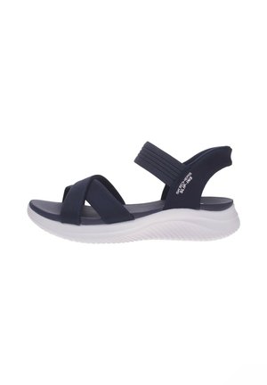 Sandalo Skechers blu navy con due ampie fasce incrociate, cinturino sul tallone e suola bianca testurizzata.