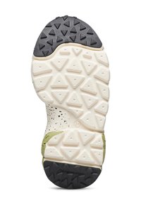 Podeszwa buta z białym trójkątnym wzorem bieżnika, czarnymi gumowymi sekcjami na pięcie i palcach oraz plamkowanym śródpodeszwem z zielonymi akcentami.
