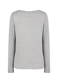 Haut gris à manches longues en tissu doux, avec un col et un ourlet festonnés, une texture lisse et un design simple.