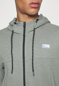 Jack & Jones JCOAIR HOOD - Sudadera con cremallera - desert sage melange
