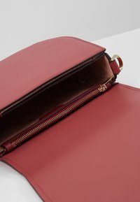 kate spade new york Skuldertasker - dark red