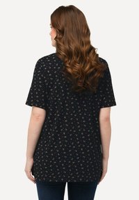 Ulla Popken SHORT SLEEVE - Triko s potiskem - navy blue