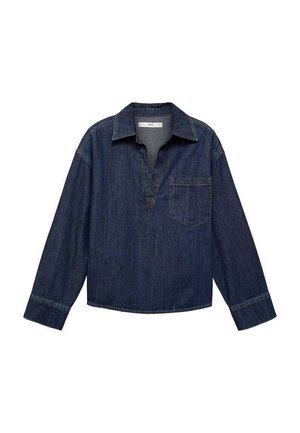 Mørkeblå denimskjorte med langærmer, åben krave og enkelt brystlomme, vist mod en hvid baggrund.