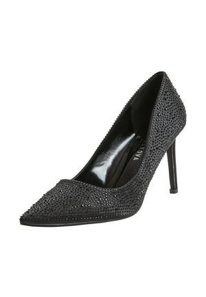 Décolleté nera con tacco alto a punta, ricoperta da piccole borchie lucenti. Interno liscio e lucido con tacco a spillo sottile che aggiunge eleganza.
