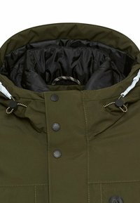 Olivgrüne isolierte Jacke mit Kragen, der mit schwarzem Futter, silbernem Kordelzug und schwarzen Druckknöpfen auf der Vorderseite und der Kapuze ausgestattet ist.