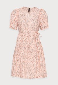 Blommönstrad klänning i ljusrosa, med korta puffärmar, V-ringning och en draperad midja med knytning. Flödande, mjukt tyg.