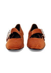 Zapatos de pana marrón con una textura rayada, punta afilada y un detalle de hebilla lateral para un ajuste seguro. Adecuados para uso casual.