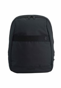 Schwarzer Stoff-Rucksack mit glatter Textur, ausgestattet mit einem Frontpanel mit einem horizontalen Riemen und einem Logo am unteren Ende. Doppelter Reißverschluss.